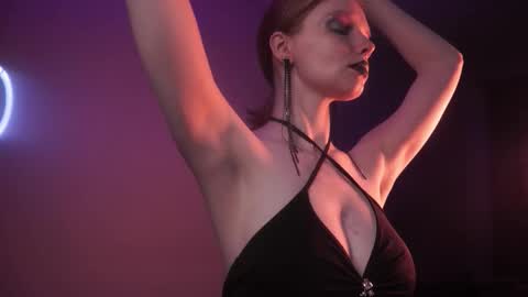 Snapshot of ginger_hugs chatting on 10-12-25, 10:42 im expecting 350 thumbs up on my altar online show from 10-12-25, 10:42