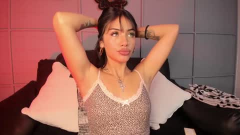 Snapshot of giovanna_oliveira chatting on 01-17-25, 05:21 Giovanna online show from 01-17-25, 05:21