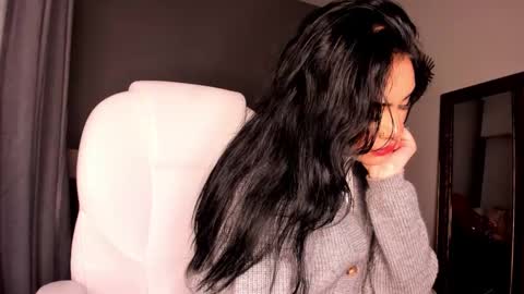 Snapshot of giovanna_oliveira chatting on 11-17-25, 05:35 Giovanna online show from 11-17-25, 05:35