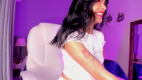 Snapshot of giovanna_oliveira chatting on 11-28-25, 05:43 Giovanna online show from 11-28-25, 05:43