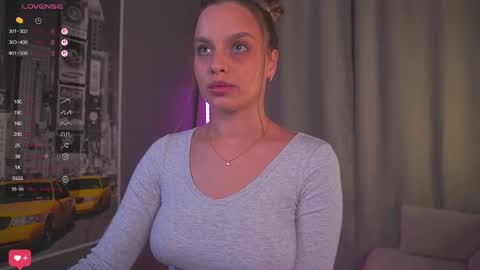 Snapshot of girl_peach_ chatting on 12-04-25, 06:27 Kate online show from 12-04-25, 06:27