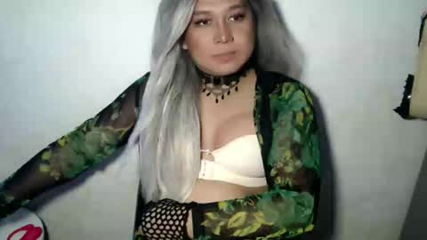 Snapshot of girl_seductionxoxo chatting on 03-22-26, 12:08 Nica online show from 03-22-26, 12:08