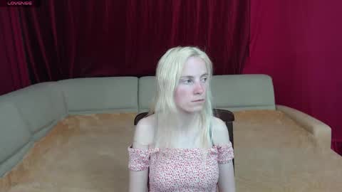 Snapshot of girl_summer97 chatting on 05-12-26, 12:13 Katia online show from 05-12-26, 12:13