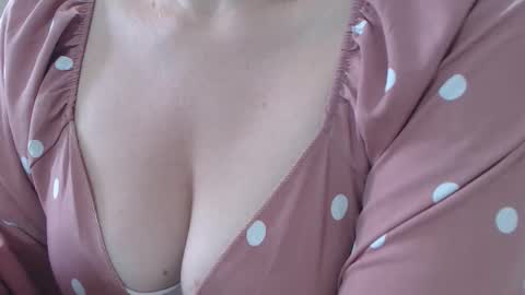 Snapshot of girlvictoria chatting on 11-26-25, 01:01 Victoria online show from 11-26-25, 01:01