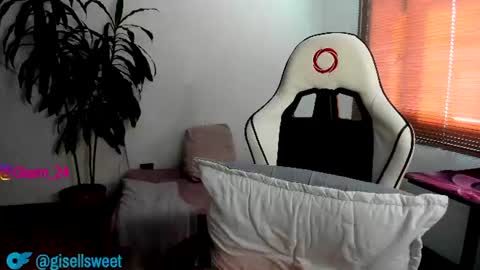 Gisella  online show from 06-21-26, 08:00
