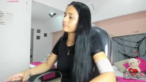 GISELLE ROLDAN online show from 10-23-25, 05:29