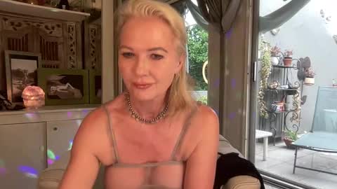 Gl1tter Barbie online show from 11-16-25, 07:36