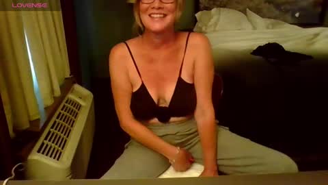 Snapshot of glam_cat chatting on 06-04-26, 01:11 Gwendolyn online show from 06-04-26, 01:11