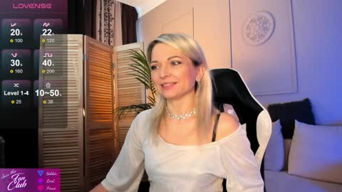 Snapshot of gloria_lovely chatting on 12-12-24, 11:07 Gloria online show from 12-12-24, 11:07