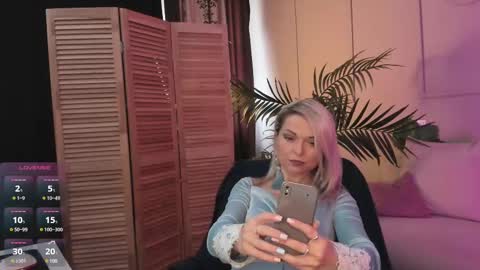 Snapshot of gloria_lovely chatting on 02-25-25, 10:58 Gloria online show from 02-25-25, 10:58