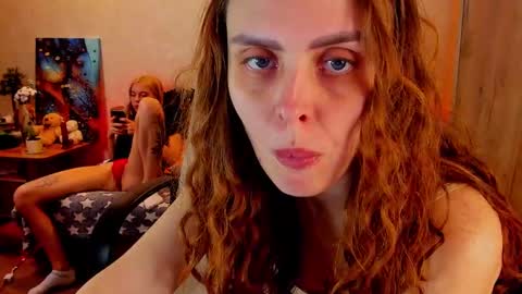 Snapshot of gloria_wood chatting on 12-05-24, 10:45 Gloria Wood online show from 12-05-24, 10:45