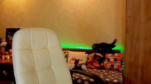 Snapshot of gloria_wood chatting on 12-15-24, 10:04 Gloria Wood online show from 12-15-24, 10:04