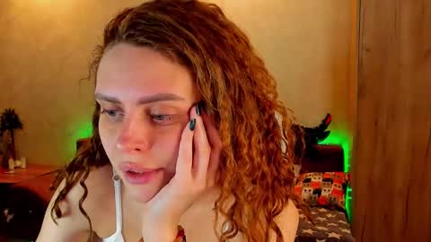 Snapshot of gloria_wood chatting on 12-18-24, 04:28 Gloria Wood online show from 12-18-24, 04:28