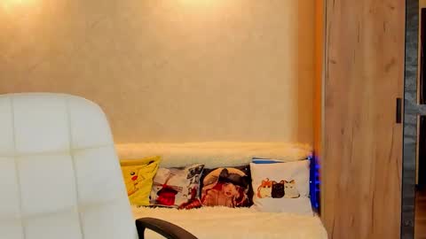 Snapshot of gloria_wood chatting on 02-19-25, 04:11 Gloria Wood online show from 02-19-25, 04:11