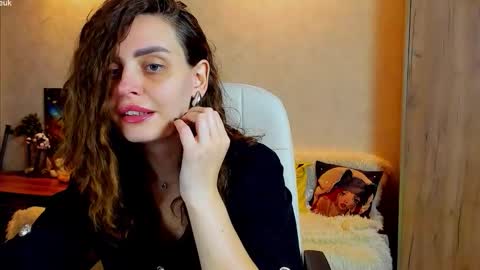 Snapshot of gloria_wood chatting on 10-31-25, 06:20 Gloria Wood online show from 10-31-25, 06:20