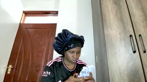 Snapshot of glossybae chatting on 11-11-25, 11:32 glossybae online show from 11-11-25, 11:32