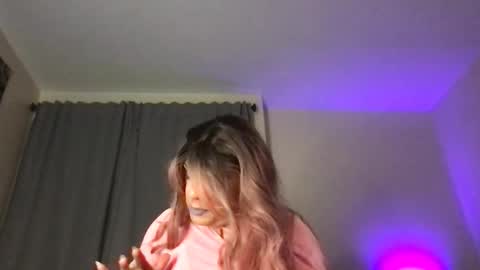 Snapshot of glow92 chatting on 11-02-25, 02:25 Glow Goddess online show from 11-02-25, 02:25