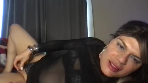 Snapshot of glow92 chatting on 11-05-25, 04:51 Glow Goddess online show from 11-05-25, 04:51