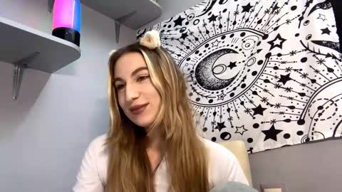 Snapshot of goldavanhise chatting on 12-18-25, 04:57 Gloria online show from 12-18-25, 04:57