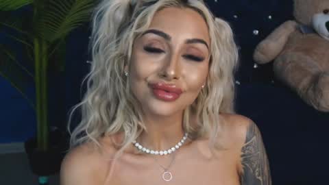 Snapshot of goldenamberx chatting on 01-19-25, 09:01 GoldenAmberX online show from 01-19-25, 09:01