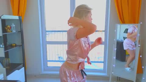 Snapshot of goldensweet_ chatting on 01-09-26, 09:45 Angie online show from 01-09-26, 09:45