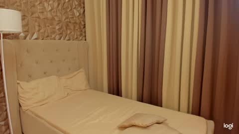 Snapshot of gorgeous_dark_luna chatting on 02-19-25, 09:14 RIANA online show from 02-19-25, 09:14