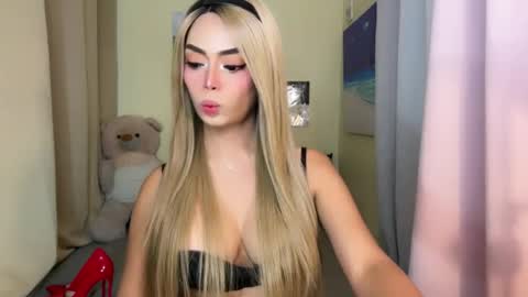 Snapshot of gorgeoustransgirl chatting on 02-05-26, 12:32 Emmy online show from 02-05-26, 12:32