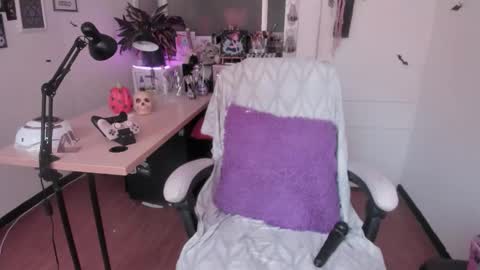 Snapshot of gothic_do11 chatting on 10-26-25, 04:24 hi my name is Elizabeth nice to meet you online show from 10-26-25, 04:24