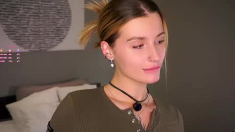 Snapshot of greengazon chatting on 11-25-25, 01:11 Kelly online show from 11-25-25, 01:11