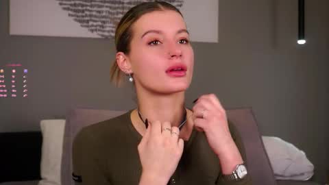 Snapshot of greengazon chatting on 12-01-25, 01:27 Kelly online show from 12-01-25, 01:27