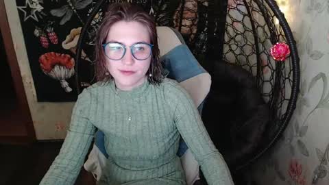 Snapshot of greenwitch9 chatting on 05-07-26, 12:10 Lina online show from 05-07-26, 12:10