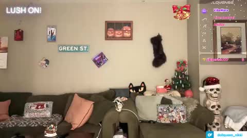 Snapshot of greenxxxqueen chatting on 11-14-25, 02:43 SexQueen Nikki online show from 11-14-25, 02:43