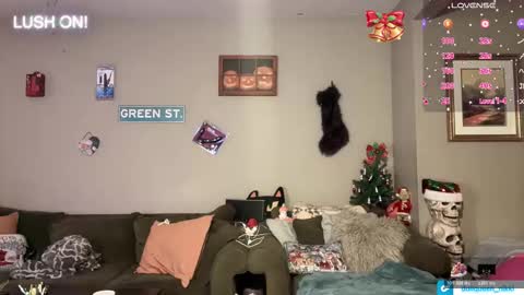 Snapshot of greenxxxqueen chatting on 12-01-25, 06:18 SexQueen Nikki online show from 12-01-25, 06:18