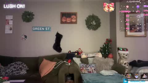 Snapshot of greenxxxqueen chatting on 12-23-25, 01:47 SexQueen Nikki online show from 12-23-25, 01:47