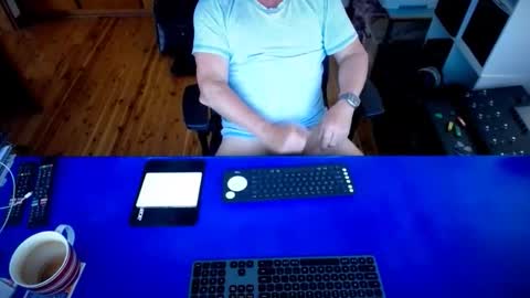 Snapshot of guesswhatigot2 chatting on 10-25-25, 02:30 guesswhatigot2 online show from 10-25-25, 02:30