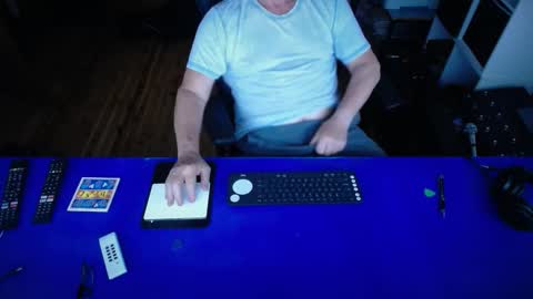 Snapshot of guesswhatigot2 chatting on 11-27-25, 08:27 guesswhatigot2 online show from 11-27-25, 08:27