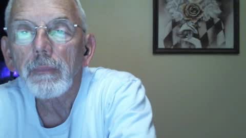 Snapshot of gulfcoast1952 chatting on 01-04-25, 01:42 Roy online show from 01-04-25, 01:42