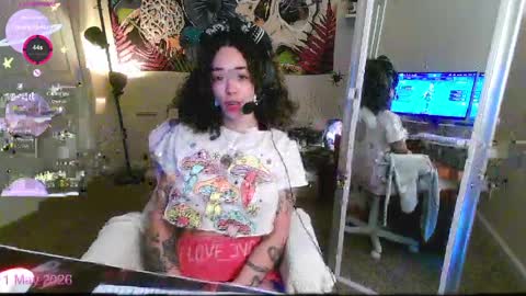 Snapshot of gunzinrose chatting on 05-11-26, 04:37 Kylie online show from 05-11-26, 04:37