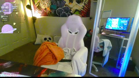 Snapshot of gunzinrose chatting on 05-17-26, 04:47 Kylie online show from 05-17-26, 04:47
