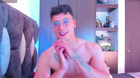 Snapshot of guy_twinks chatting on 09-25-25, 01:42 Gabriel online show from 09-25-25, 01:42