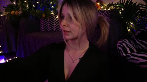 Snapshot of gwenhilton chatting on 02-21-25, 09:02 gwenhilton online show from 02-21-25, 09:02