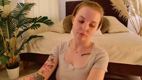 Snapshot of gwenhilton chatting on 09-10-25, 06:57 gwenhilton online show from 09-10-25, 06:57