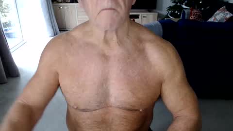 Snapshot of gymguyuk28 chatting on 12-17-24, 11:17 Gymguy online show from 12-17-24, 11:17