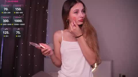 Snapshot of hadleynichols chatting on 06-19-26, 01:32 Hi Im Rebecca Glad to see you in my room PVT is open online show from 06-19-26, 01:32