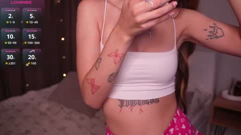 Snapshot of hadleynichols chatting on 06-29-26, 01:12 Hi Im Rebecca Glad to see you in my room PVT is open online show from 06-29-26, 01:12