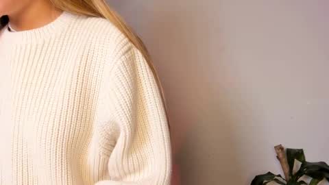 Hailey online show from 09-18-25, 02:35