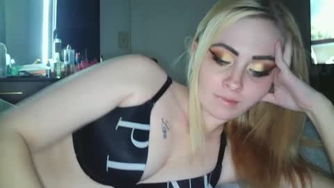 Hailey and d online show from 12-16-24, 04:55