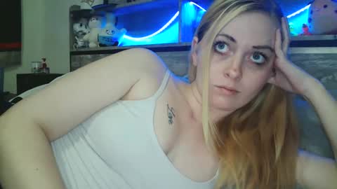 Hailey and d online show from 02-11-25, 11:54