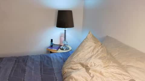 Independent       model  online show from 10-25-25, 01:02