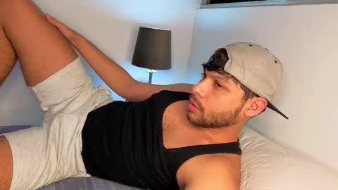 Independent       model  online show from 10-28-25, 11:51